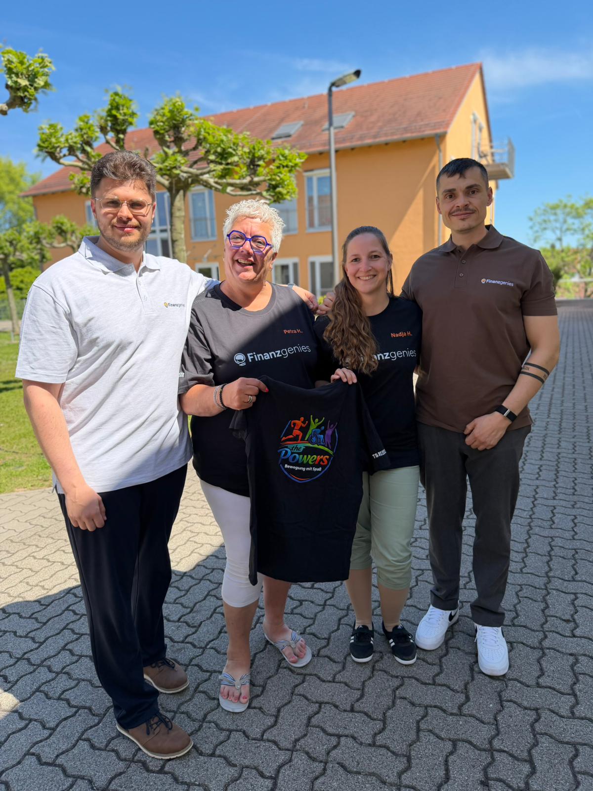 the Powers - Bewegung und Spaß (Aktion) Finanzgenies-Team mit T-Shirt der FG Help Foundation für the Powers